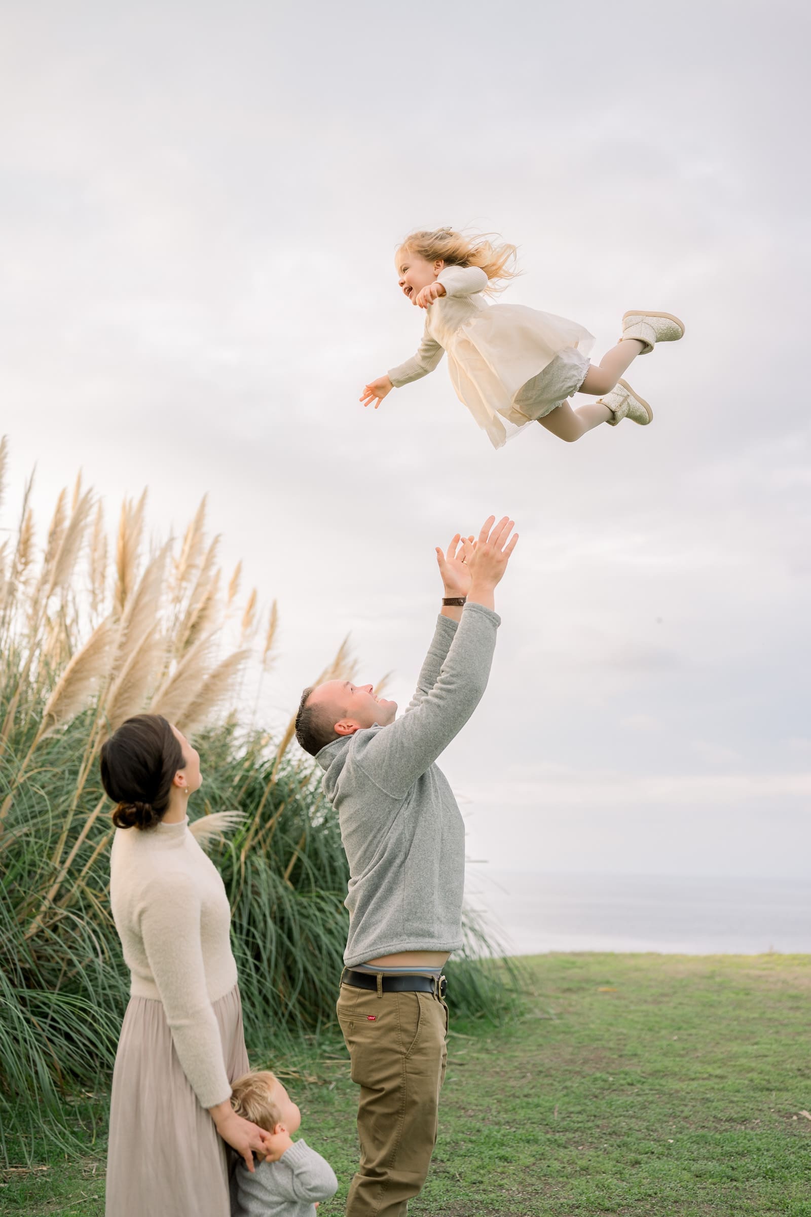 A family of 4 doing their family photos at the Palos Verdes Cliffs.