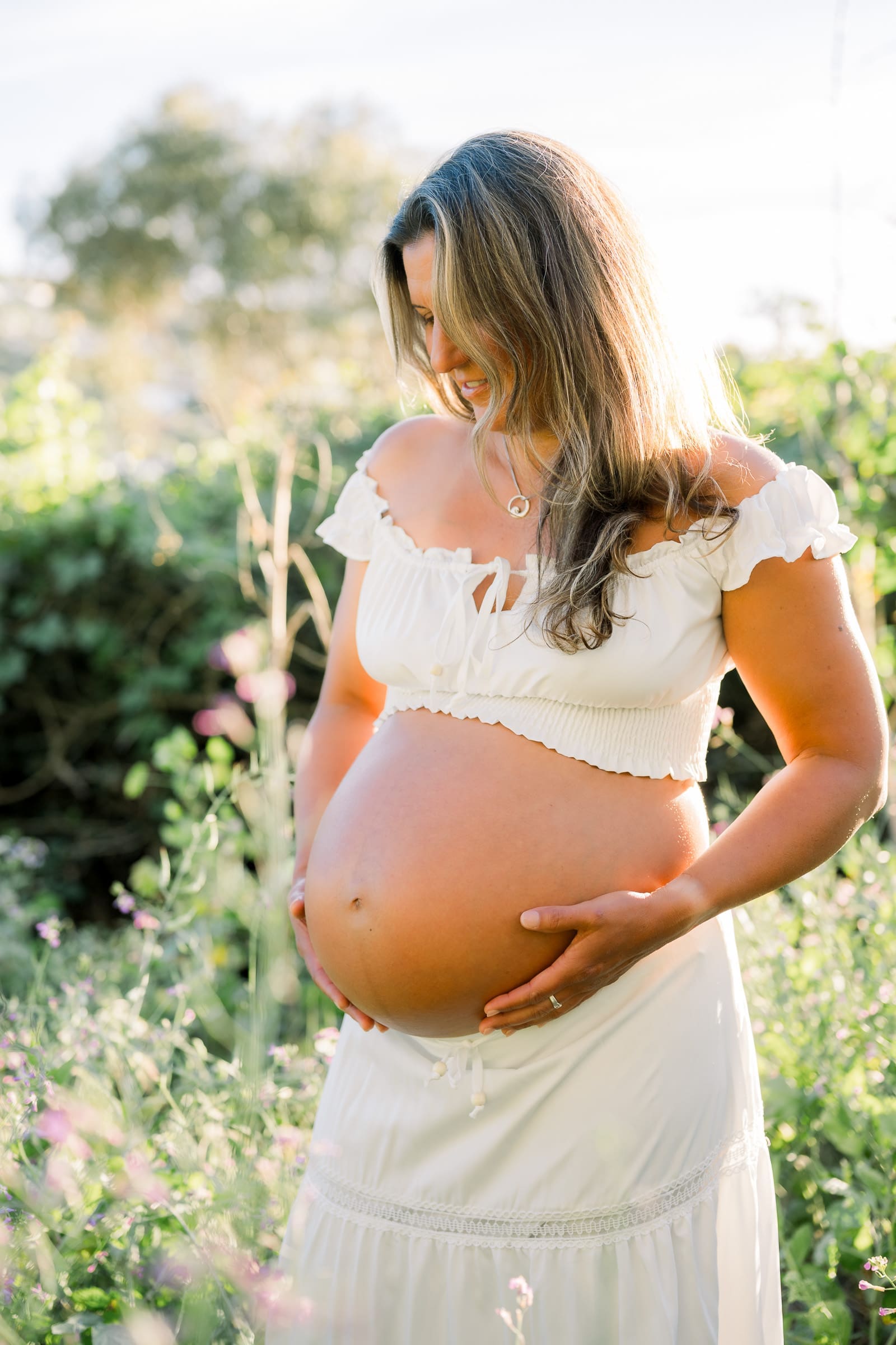 If you are wondering what to wear for maternity photos in Los Angeles, this will give you tips for just that.