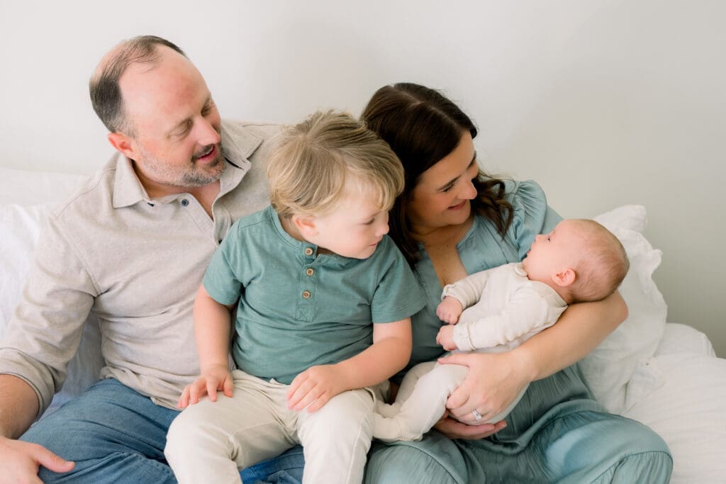 An example of what to wear for newborn photos as a family of 4.